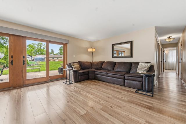 801 Delphia Avenue, Elk Grove Village, IL 60007