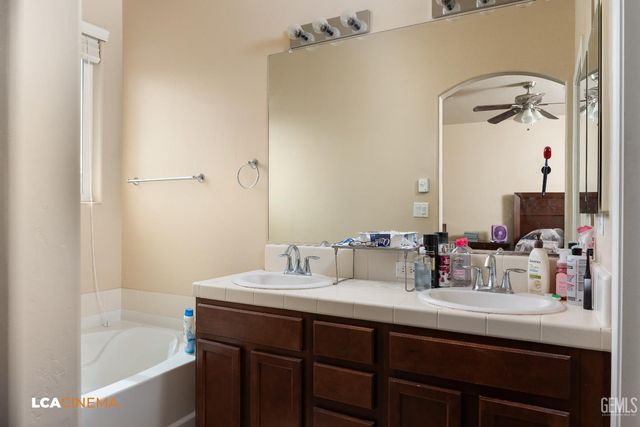 9015 Autumn Sunset Drive, Bakersfield, CA 93311