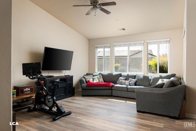 9015 Autumn Sunset Drive, Bakersfield, CA 93311