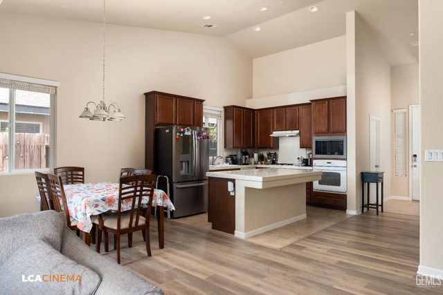 9015 Autumn Sunset Drive, Bakersfield, CA 93311