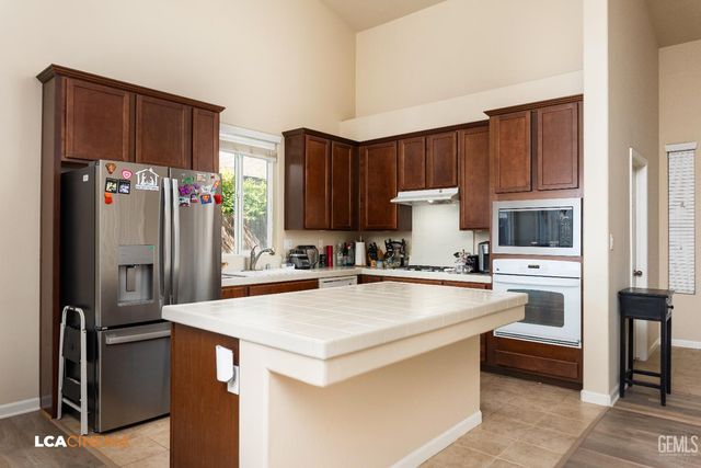 9015 Autumn Sunset Drive, Bakersfield, CA 93311