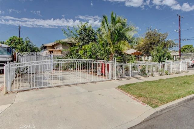 1402 S Poplar Street, Santa Ana, CA 92704