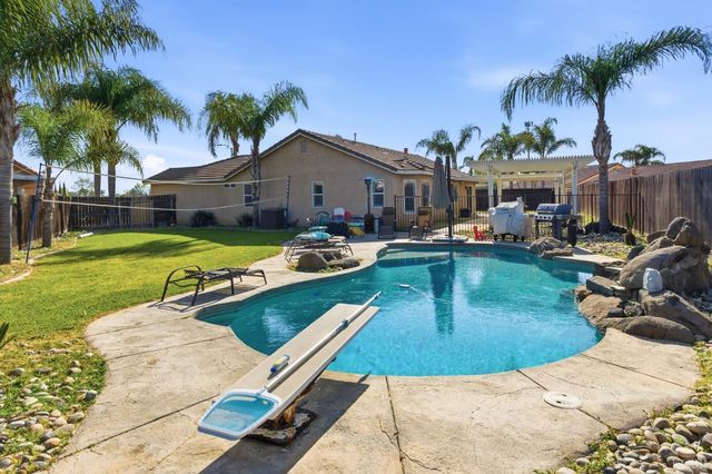 1964 N Fitzgerald Lane, Hanford, CA 93230