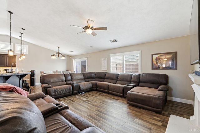 1964 N Fitzgerald Lane, Hanford, CA 93230