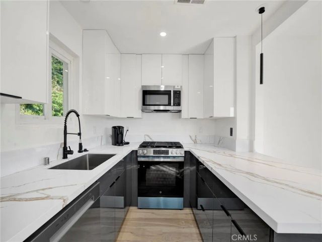 727 Robinson, Los Angeles, CA 90026