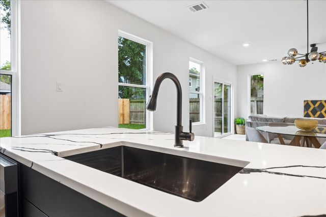 125 N Sidney Street, Houston, TX 77003