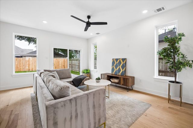 125 N Sidney Street, Houston, TX 77003
