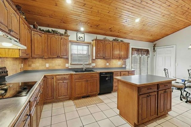 10044 W Sargent Road, Fowlerville, MI 48836