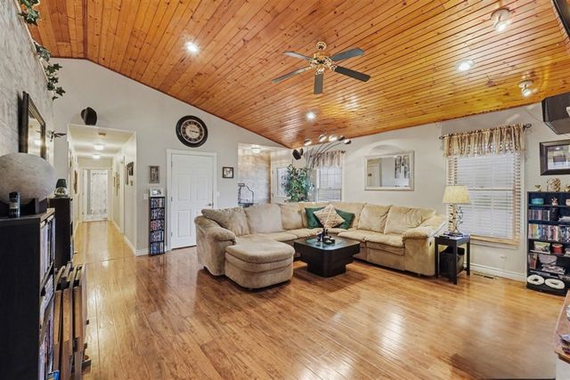 10044 W Sargent Road, Fowlerville, MI 48836