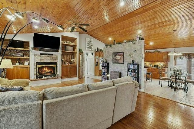 10044 W Sargent Road, Fowlerville, MI 48836