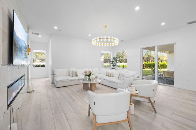 11035 N Sierra Ranch Dr, Davie, FL 33324