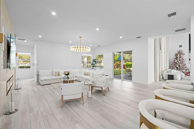 11035 N Sierra Ranch Dr, Davie, FL 33324