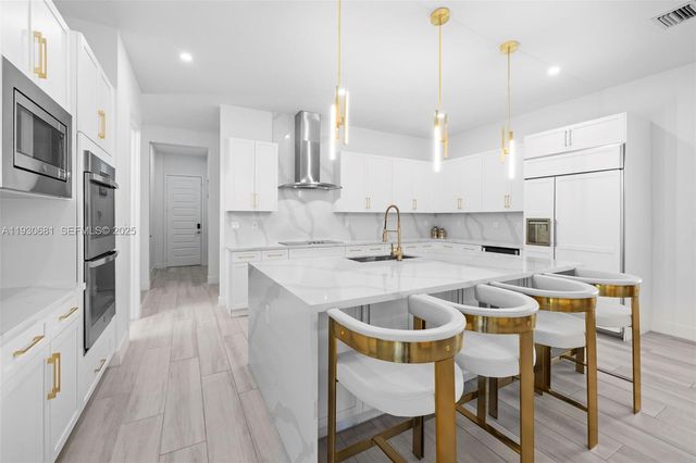 11035 N Sierra Ranch Dr, Davie, FL 33324