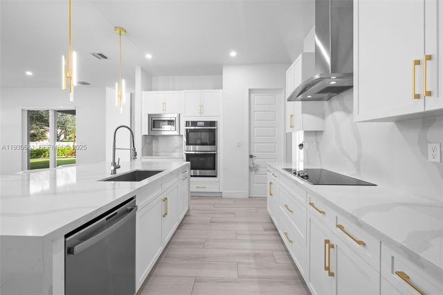 11035 N Sierra Ranch Dr, Davie, FL 33324