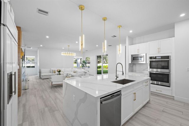 11035 N Sierra Ranch Dr, Davie, FL 33324