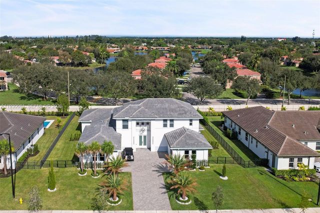 11035 N Sierra Ranch Dr, Davie, FL 33324