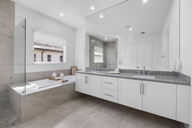 11035 N Sierra Ranch Dr, Davie, FL 33324