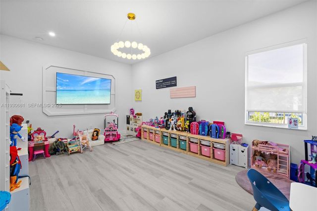 11035 N Sierra Ranch Dr, Davie, FL 33324