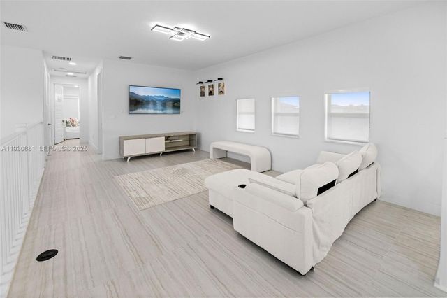 11035 N Sierra Ranch Dr, Davie, FL 33324