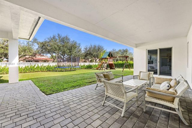 11035 N Sierra Ranch Dr, Davie, FL 33324