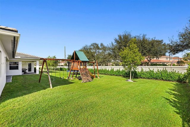 11035 N Sierra Ranch Dr, Davie, FL 33324