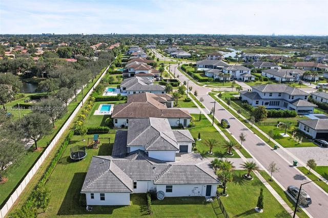 11035 N Sierra Ranch Dr, Davie, FL 33324