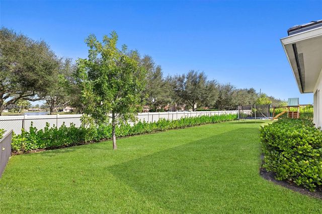 11035 N Sierra Ranch Dr, Davie, FL 33324