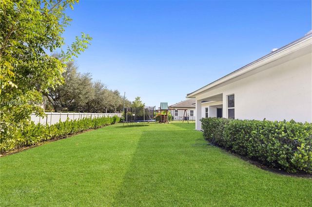 11035 N Sierra Ranch Dr, Davie, FL 33324