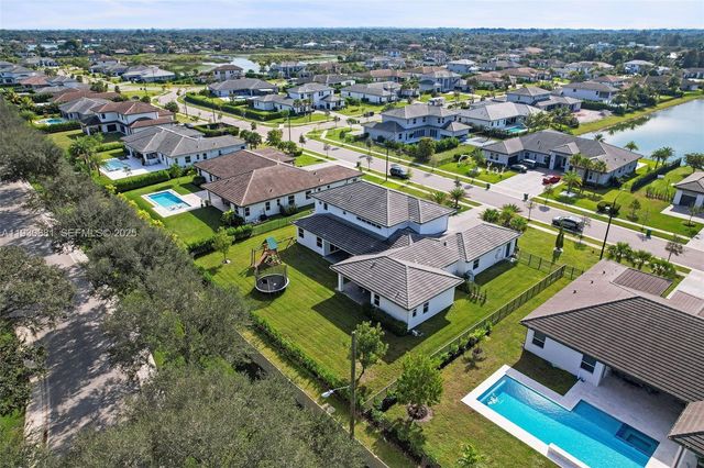 11035 N Sierra Ranch Dr, Davie, FL 33324