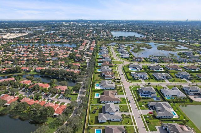 11035 N Sierra Ranch Dr, Davie, FL 33324