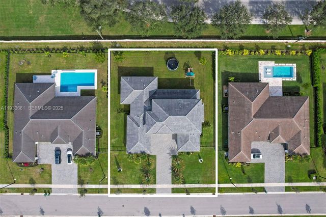 11035 N Sierra Ranch Dr, Davie, FL 33324