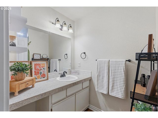 20920 FAWN Ct 12, West Linn, OR 97068