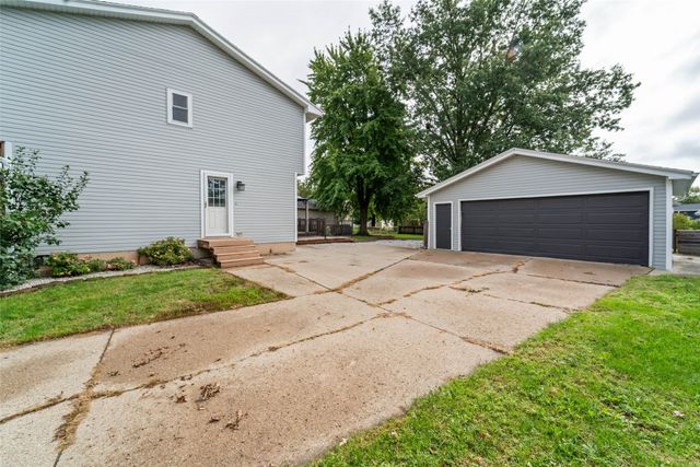 527 Village Court, Altoona, IA 50009