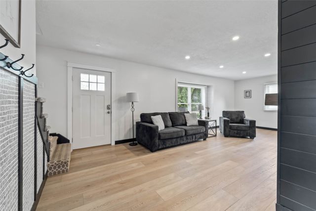527 Village Court, Altoona, IA 50009