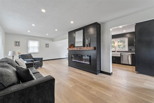 527 Village Court, Altoona, IA 50009