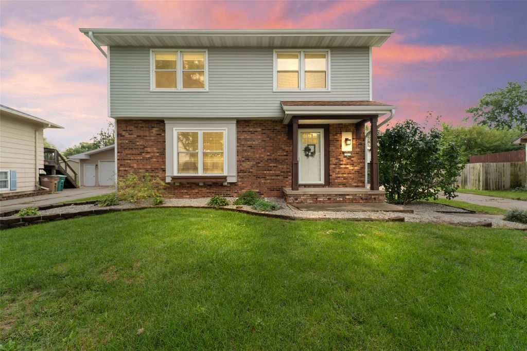 527 Village Court, Altoona, IA 50009
