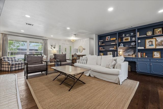 1812 Saxony Road, Fort Worth, TX 76116