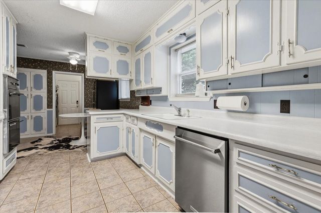 1812 Saxony Road, Fort Worth, TX 76116