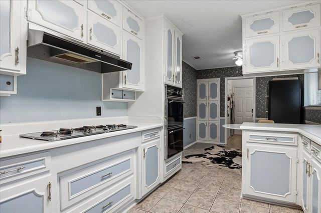 1812 Saxony Road, Fort Worth, TX 76116