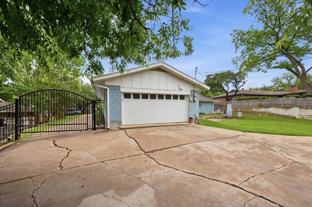 1812 Saxony Road, Fort Worth, TX 76116
