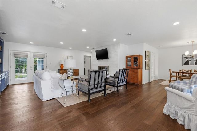 1812 Saxony Road, Fort Worth, TX 76116