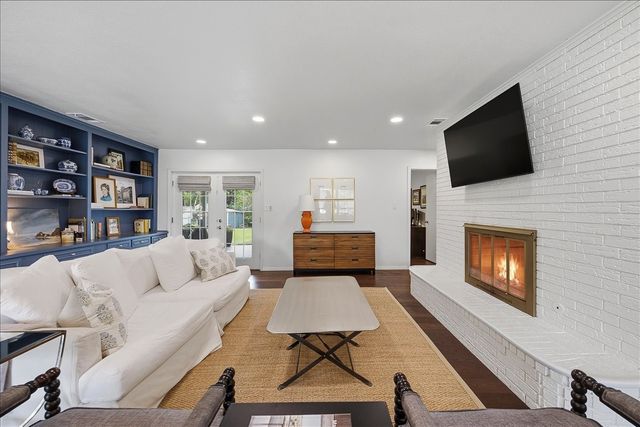 1812 Saxony Road, Fort Worth, TX 76116