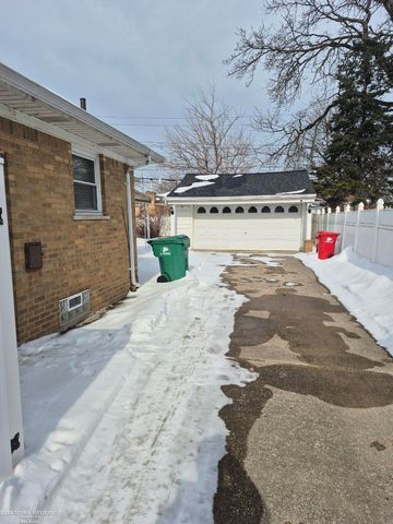 17619 Sprenger Avenue, Eastpointe, MI 48021