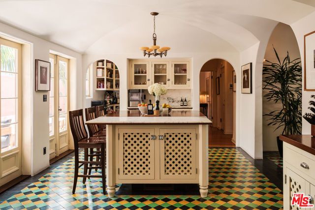 5000 Finley Avenue, Los Angeles, CA 90027