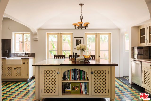 5000 Finley Avenue, Los Angeles, CA 90027