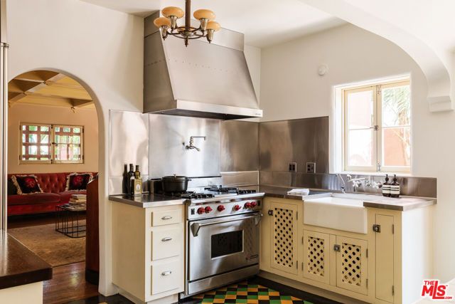 5000 Finley Avenue, Los Angeles, CA 90027