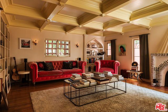 5000 Finley Avenue, Los Angeles, CA 90027