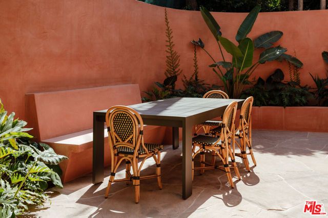 5000 Finley Avenue, Los Angeles, CA 90027