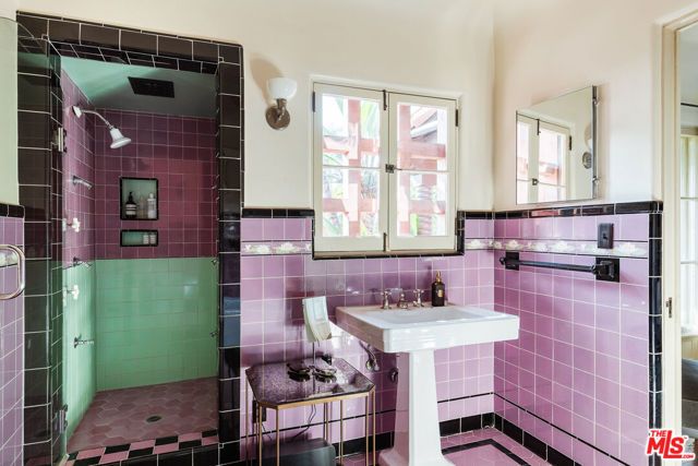 5000 Finley Avenue, Los Angeles, CA 90027