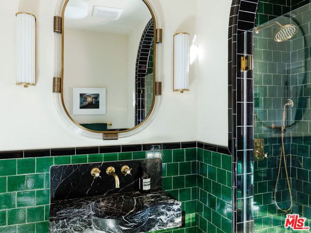 5000 Finley Avenue, Los Angeles, CA 90027